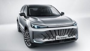 BAIC Beijing X75 SUV in eleganter silbernen Metallic-Lackierung.