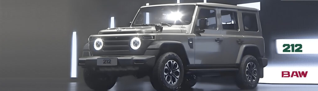 Der BAW 212 Geländewagen in der Farbe grau parkt