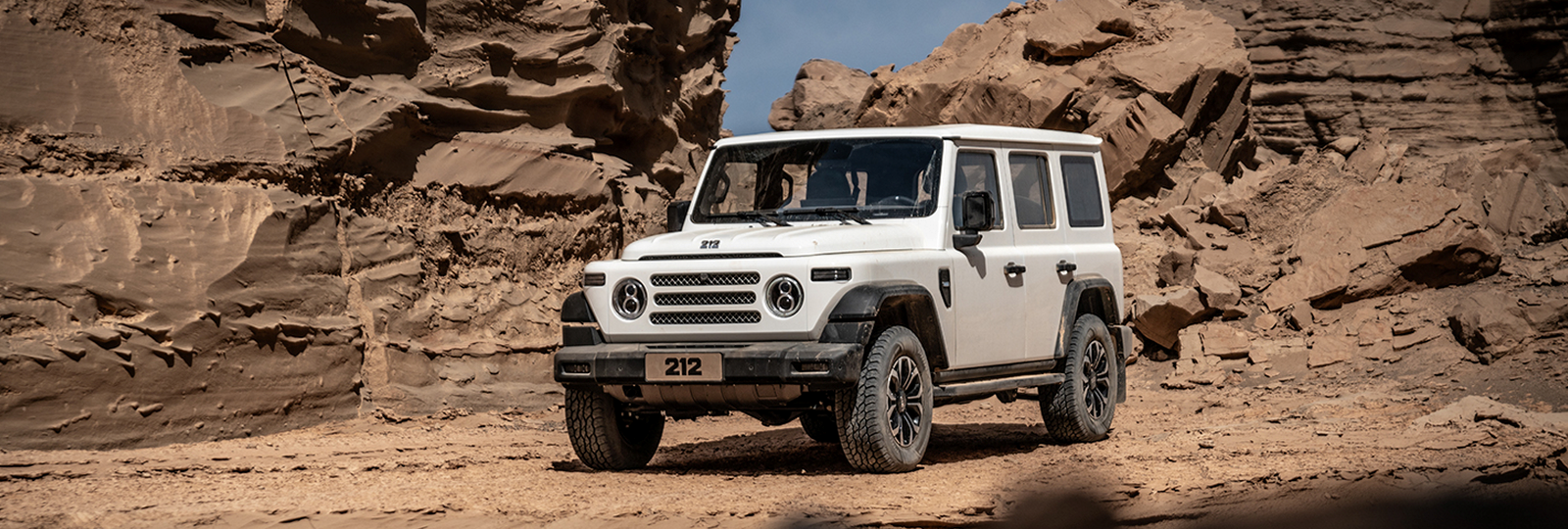 Der BAW 212 Geländewagen in der Farbe weiß parkt in felsigem Terrain.