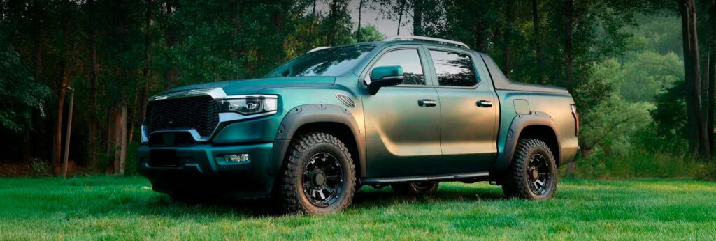 Seitenansicht des Foton 4 Ultra Premium-Pick-ups in der Farbe Storm Grey.